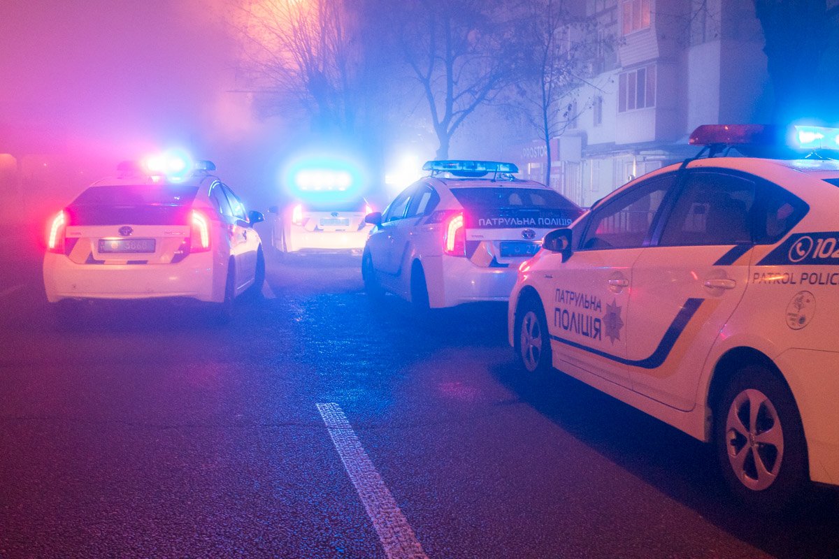 Патруль перекрыл дорогу для безопасности движения и тушения огня Патруль перекрыл дорогу для безопасности движения и тушения огня