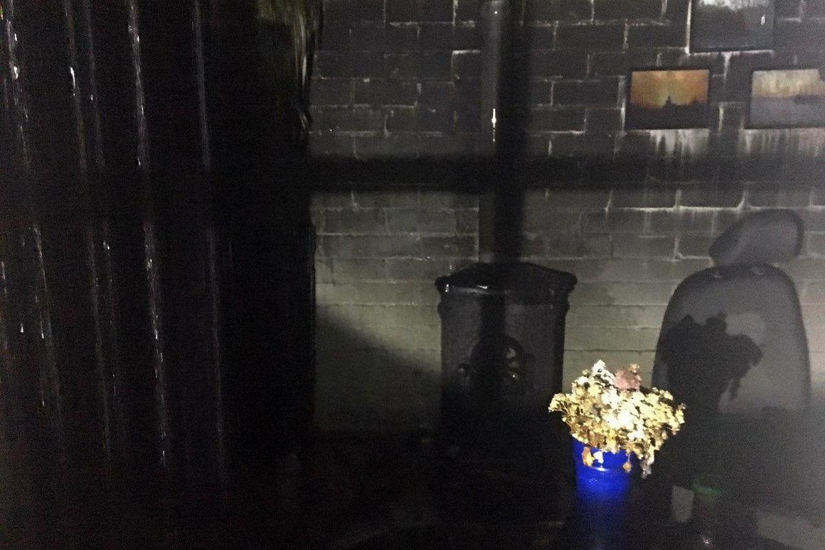 Выгорели вещи, которые находились внутри, обшивка бокса и крыша