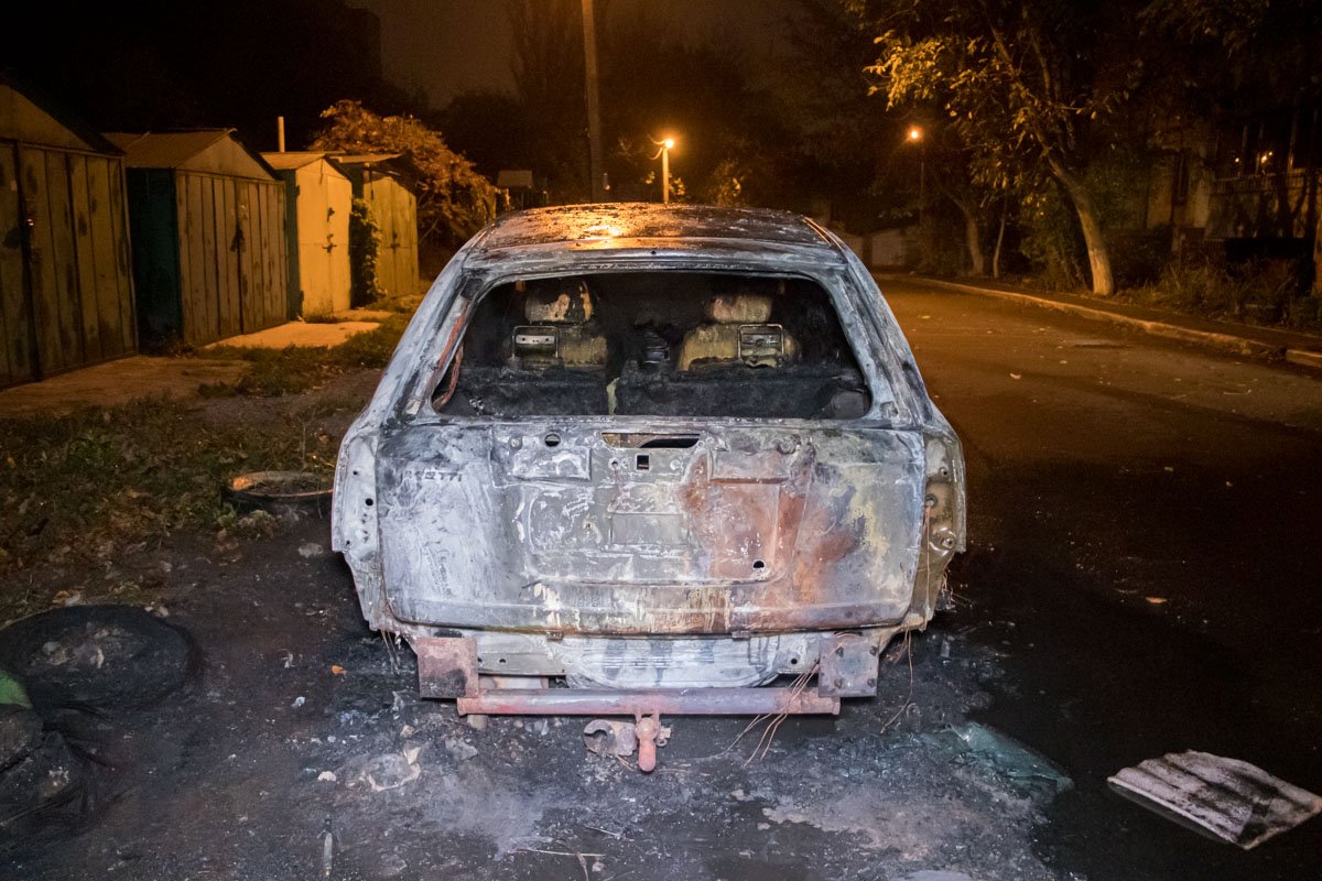 В Днепре на Новокрымской во дворе жилого дома сгорел Chevrolet