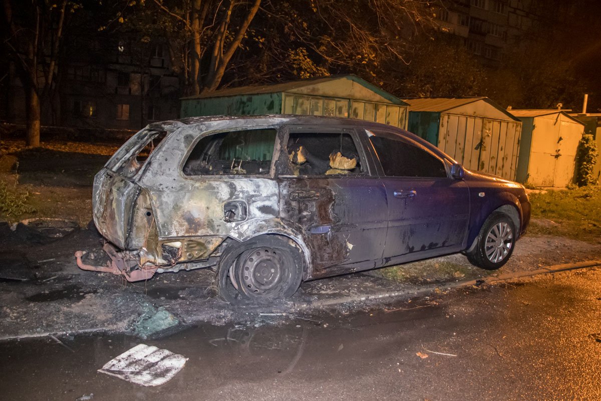 Огонь уничтожил заднюю часть машины