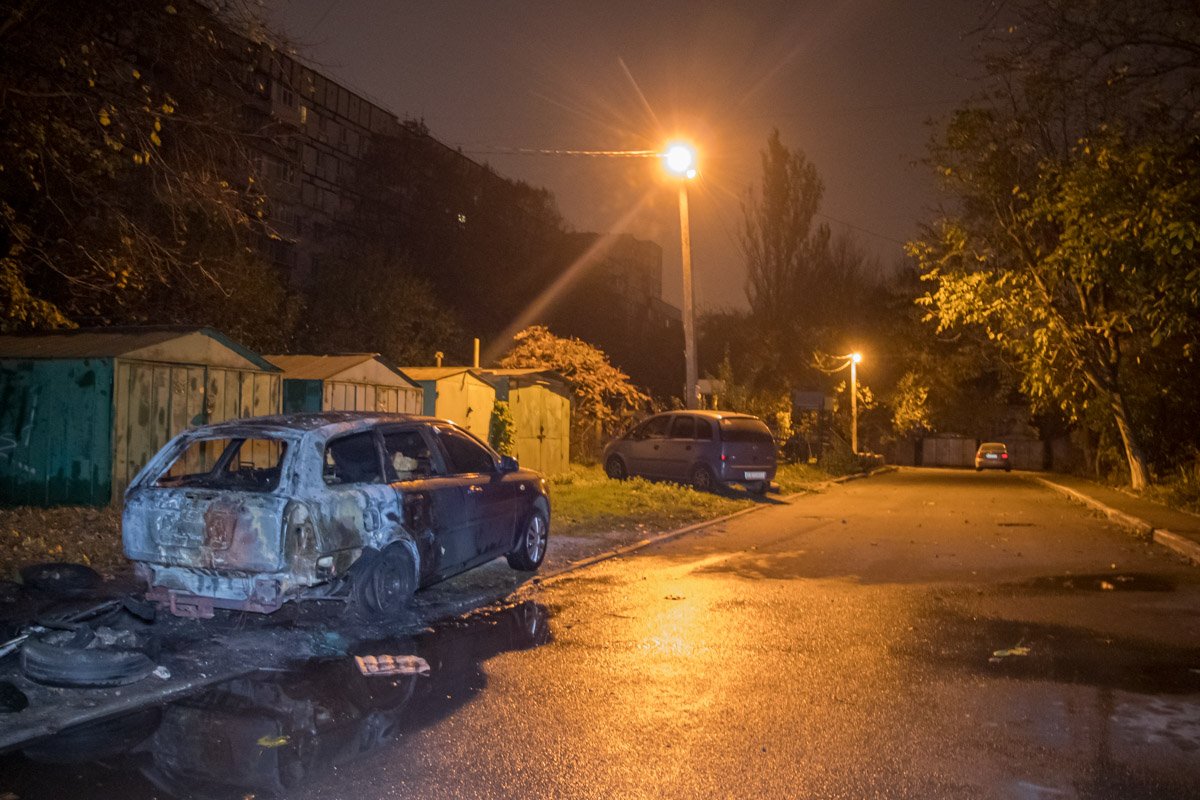 Пожар произошел во дворе жилого дома