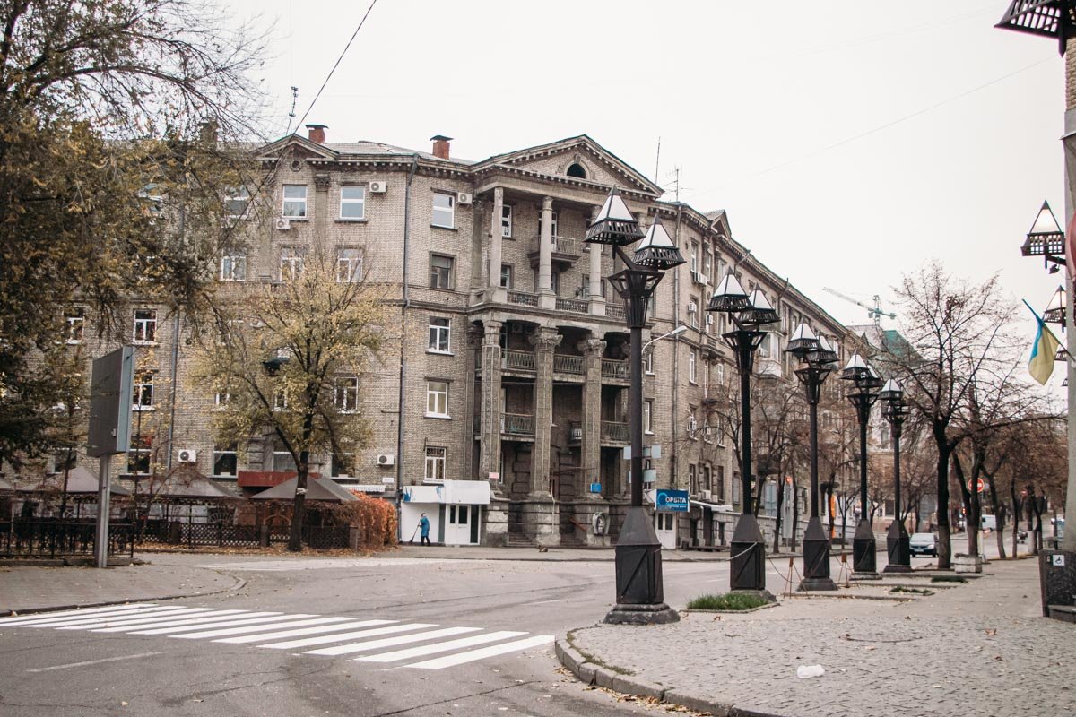 Когда серость тумана оседает, появляется серость самого города Когда серость тумана оседает, появляется серость самого города