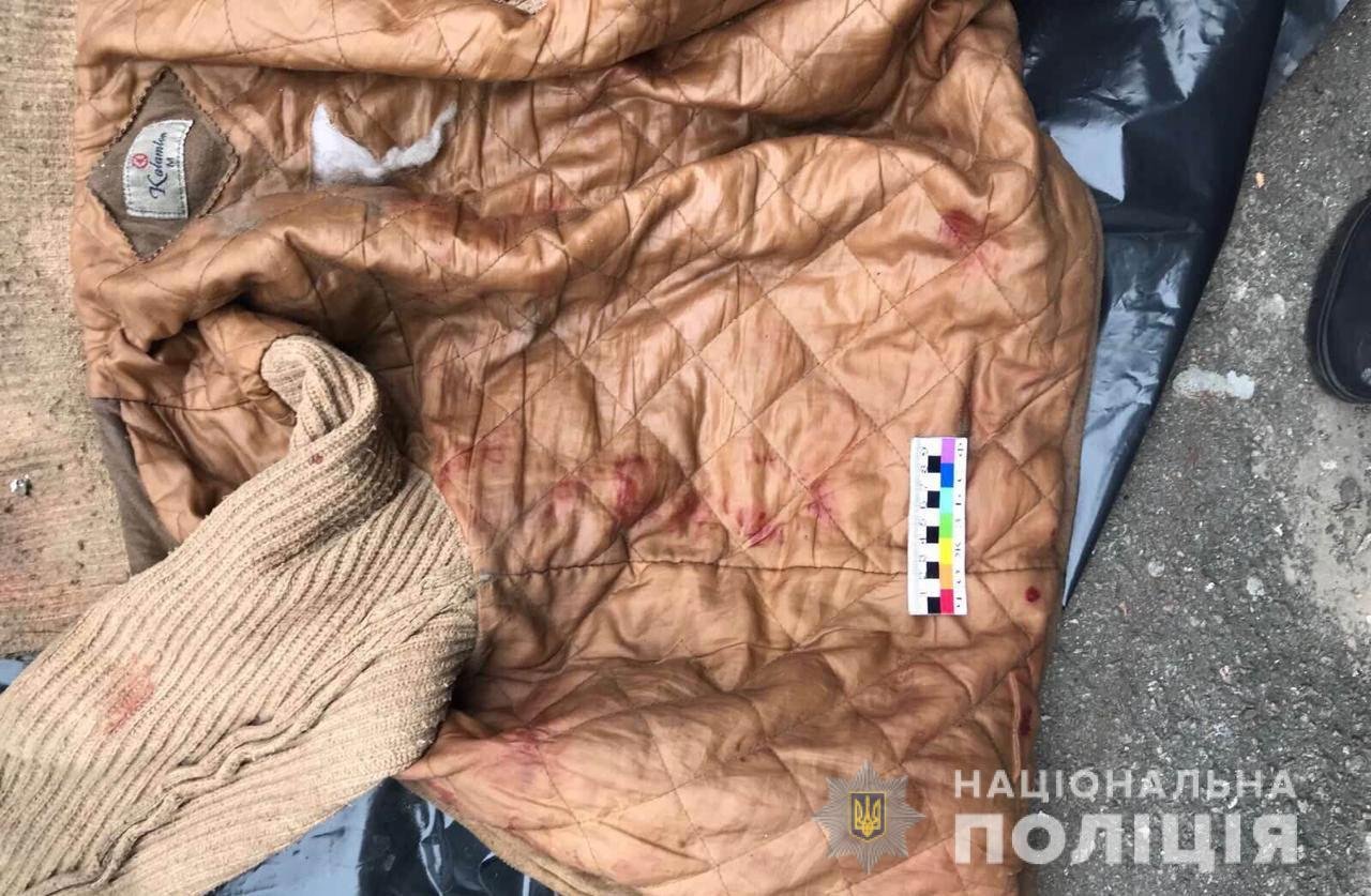 В Днепре на Донецком шоссе мужчина забил знакомого до смерти, замотал в ковер и вынес на улицу 1