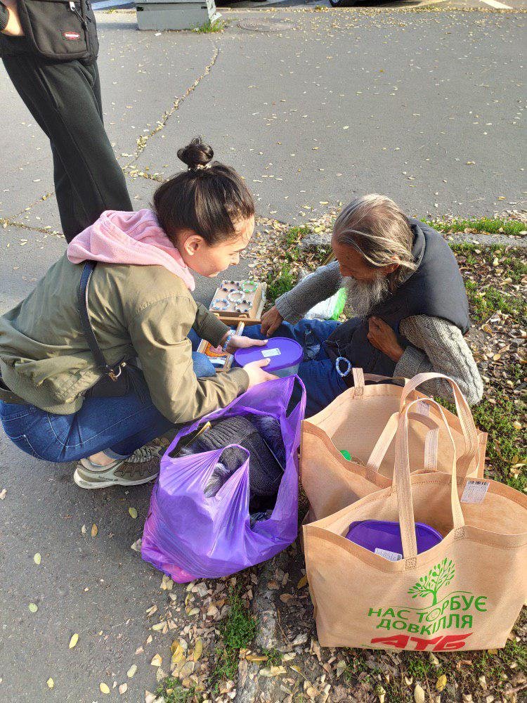 Дедулю можно найти на Аллее художников