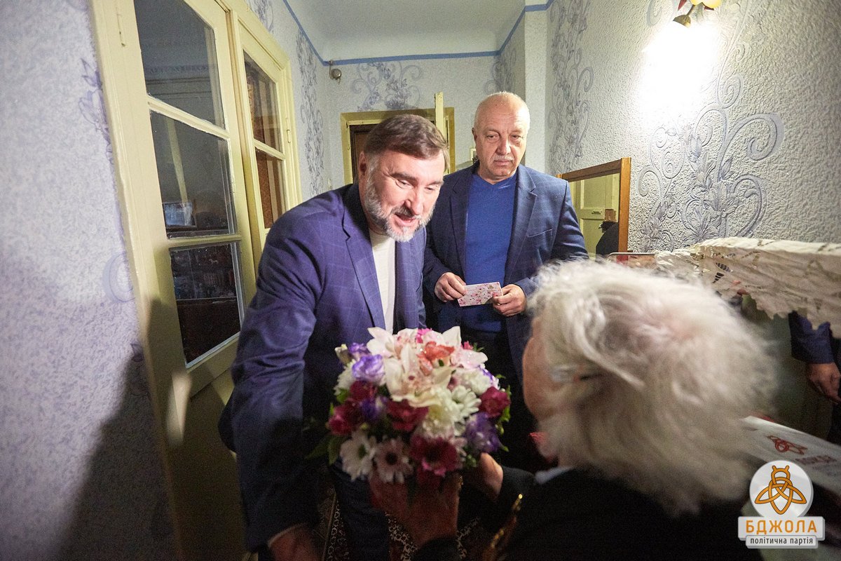 Партия «Бджола» поздравила ветеранов Каменского с 76-й годовщиной освобождения города 1