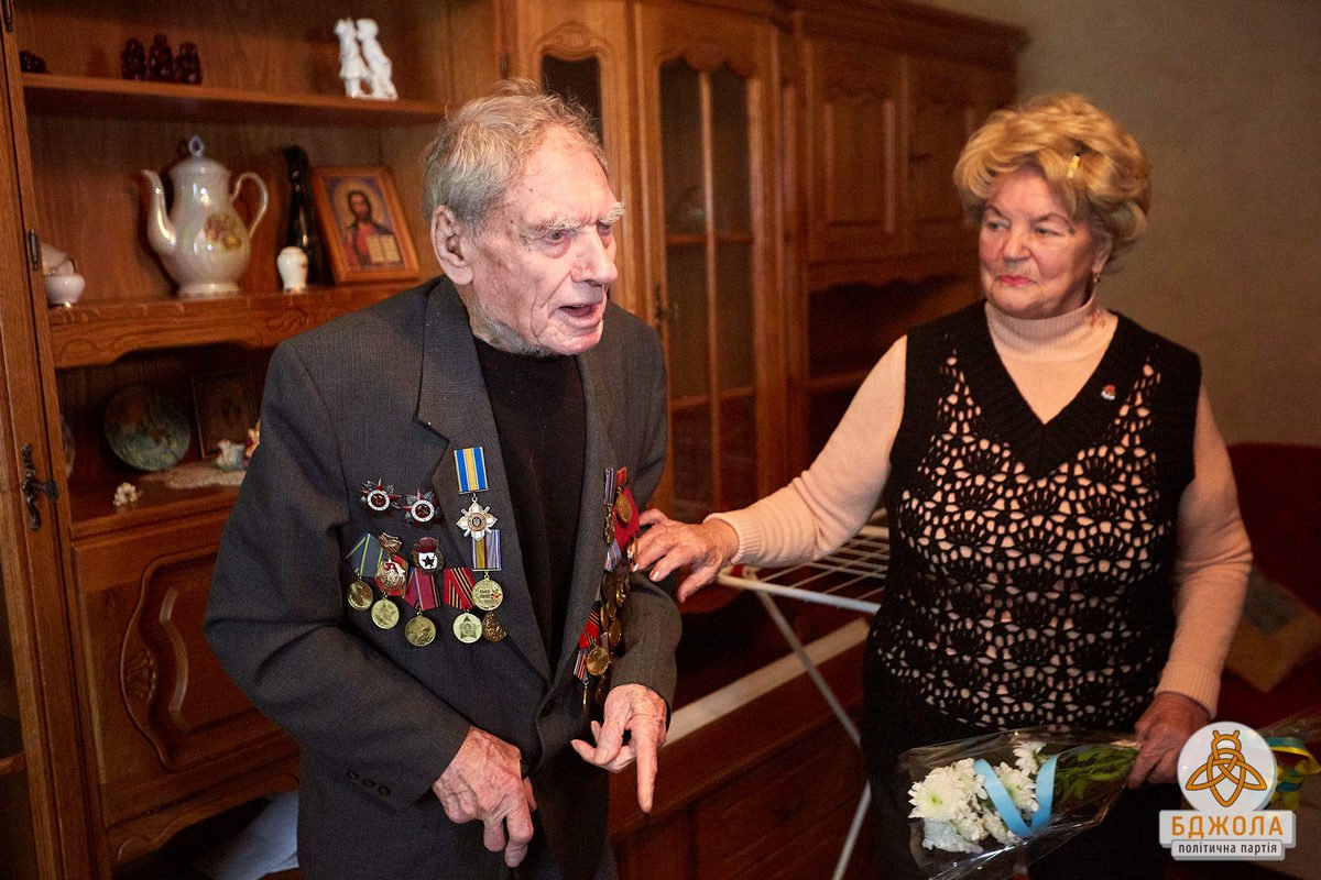 Партия «Бджола» поздравила ветеранов Каменского с 76-й годовщиной освобождения города 4