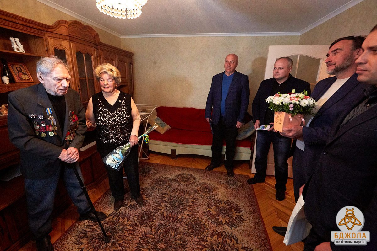 Партия «Бджола» поздравила ветеранов Каменского с 76-й годовщиной освобождения города 5