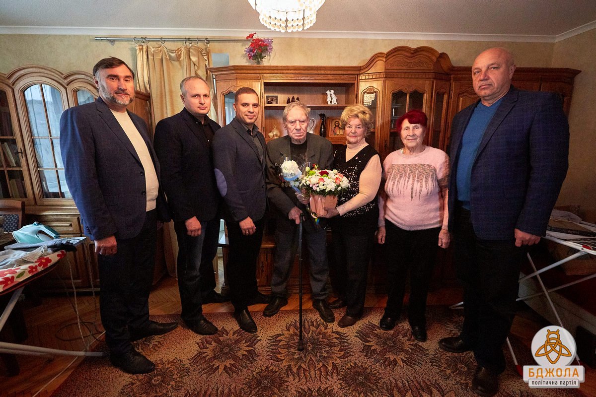 Партия «Бджола» поздравила ветеранов Каменского с 76-й годовщиной освобождения города 6