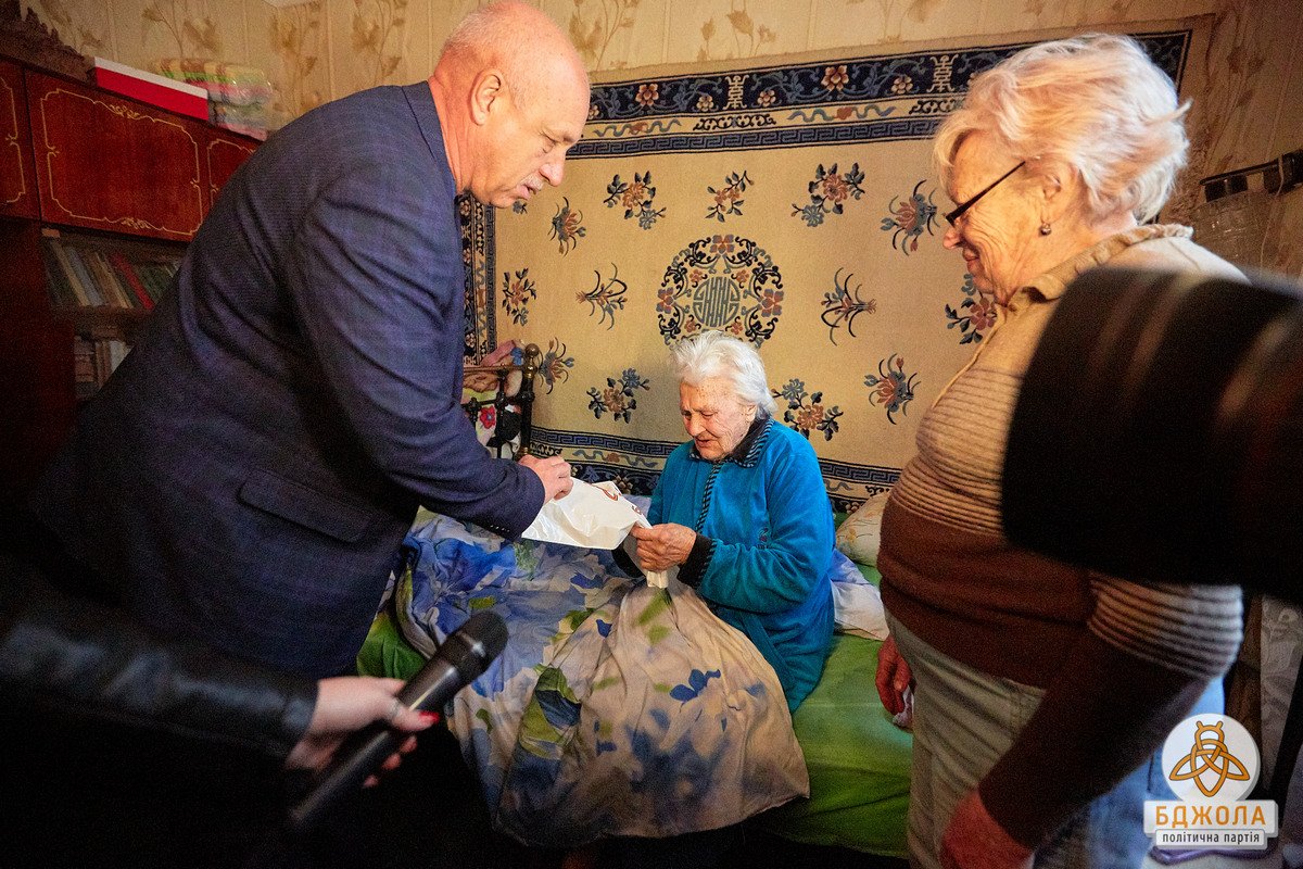 Партия «Бджола» поздравила ветеранов Каменского с 76-й годовщиной освобождения города 7