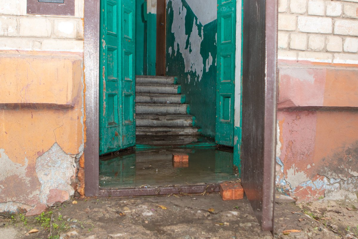 трубы не выдержали давления и прорвали трубы не выдержали давления и прорвали