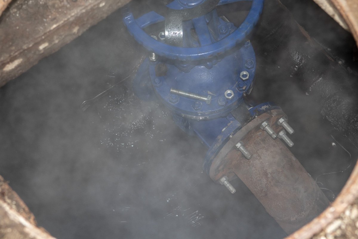 Тротуар затопило кипятком  Тротуар затопило кипятком