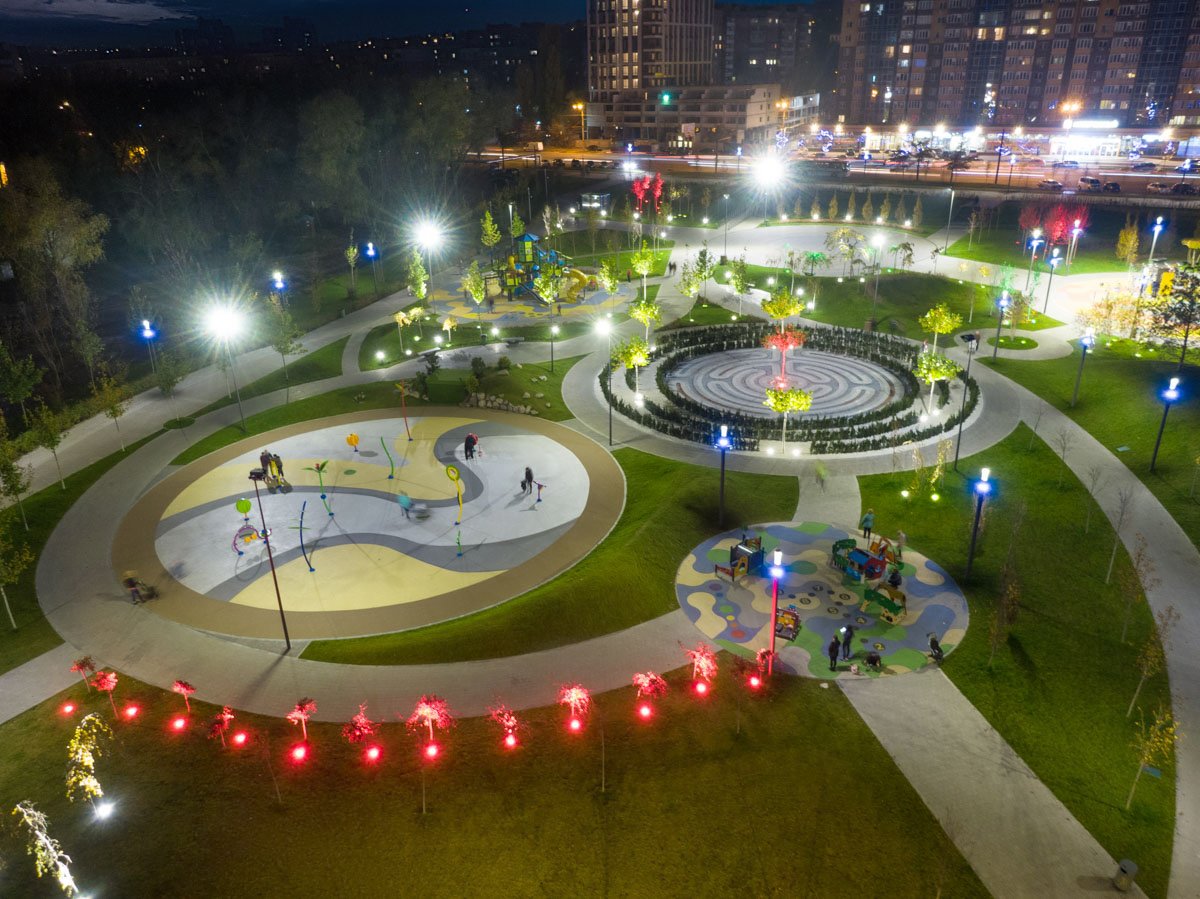 Рвутся в любовных пожарах петарды сердец,