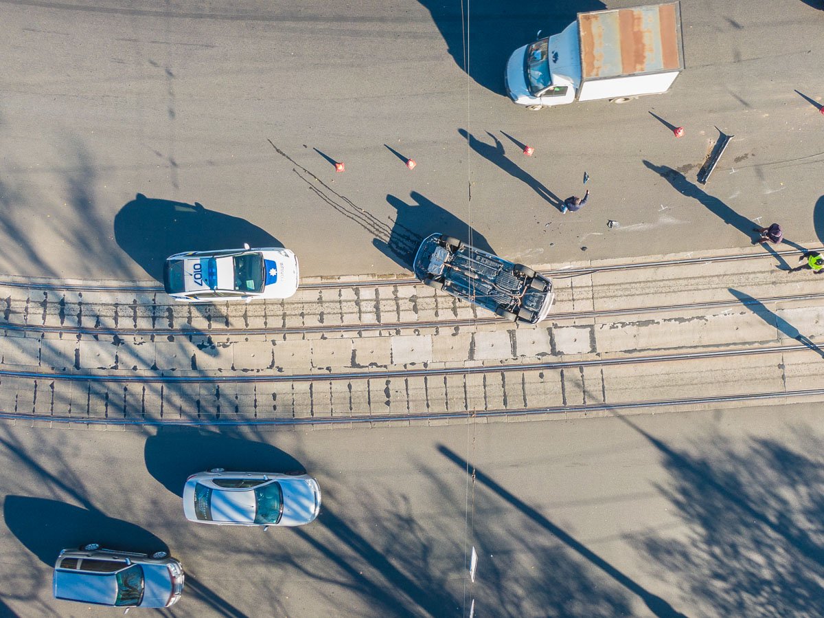 Lexus выбросило на трамвайные пути