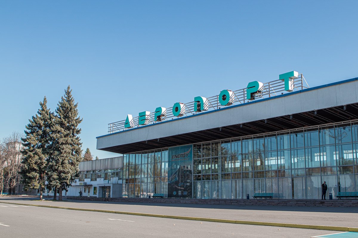 Согласно легенде, шесть вооруженных человек в камуфляжной одежде пытаются прорваться на территорию аэропорта Согласно легенде, шесть вооруженных человек в камуфляжной одежде пытаются прорваться на территорию аэропорта