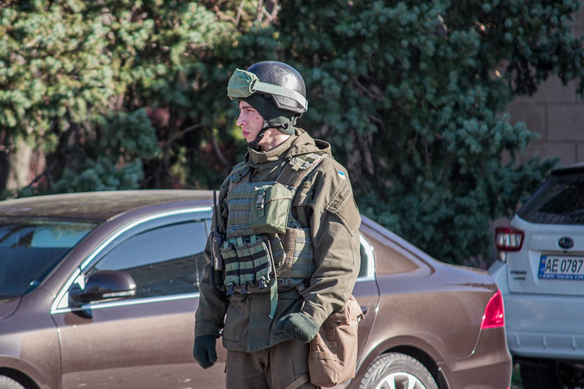 Не исключено, что на протяжении дня в разных районах города будут происходить всевозможные задержания и погони, поэтому просим вас сохранять спокойствие Не исключено, что на протяжении дня в разных районах города будут происходить всевозможные задержания и погони, поэтому просим вас сохранять спокойствие