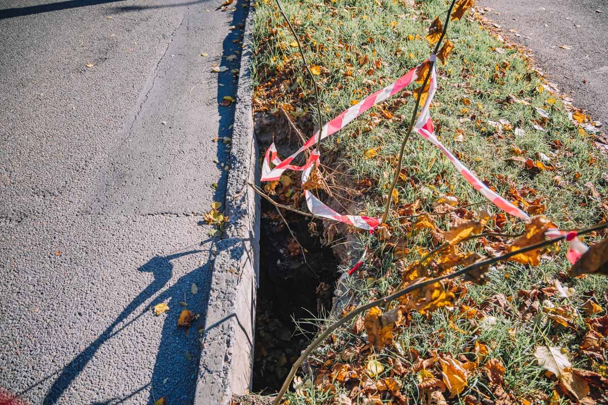 Провал оградили аварийной ленточкой Провал оградили аварийной ленточкой