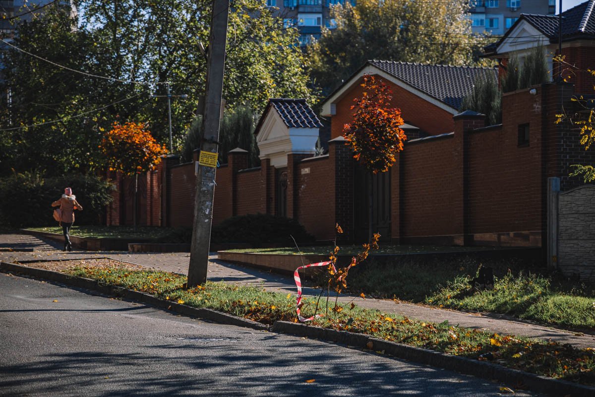 За тротуаром - жилой дом За тротуаром - жилой дом