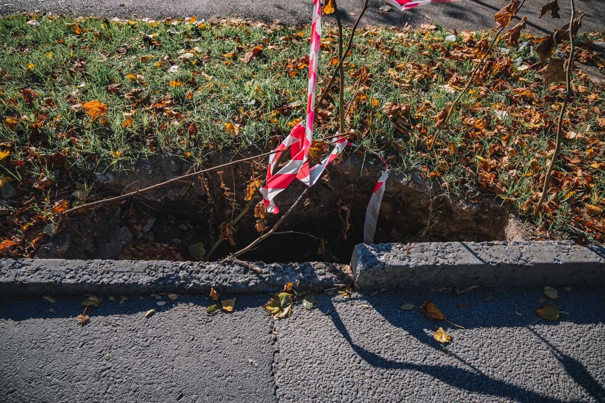 В провал начинает уходить бордюр В провал начинает уходить бордюр