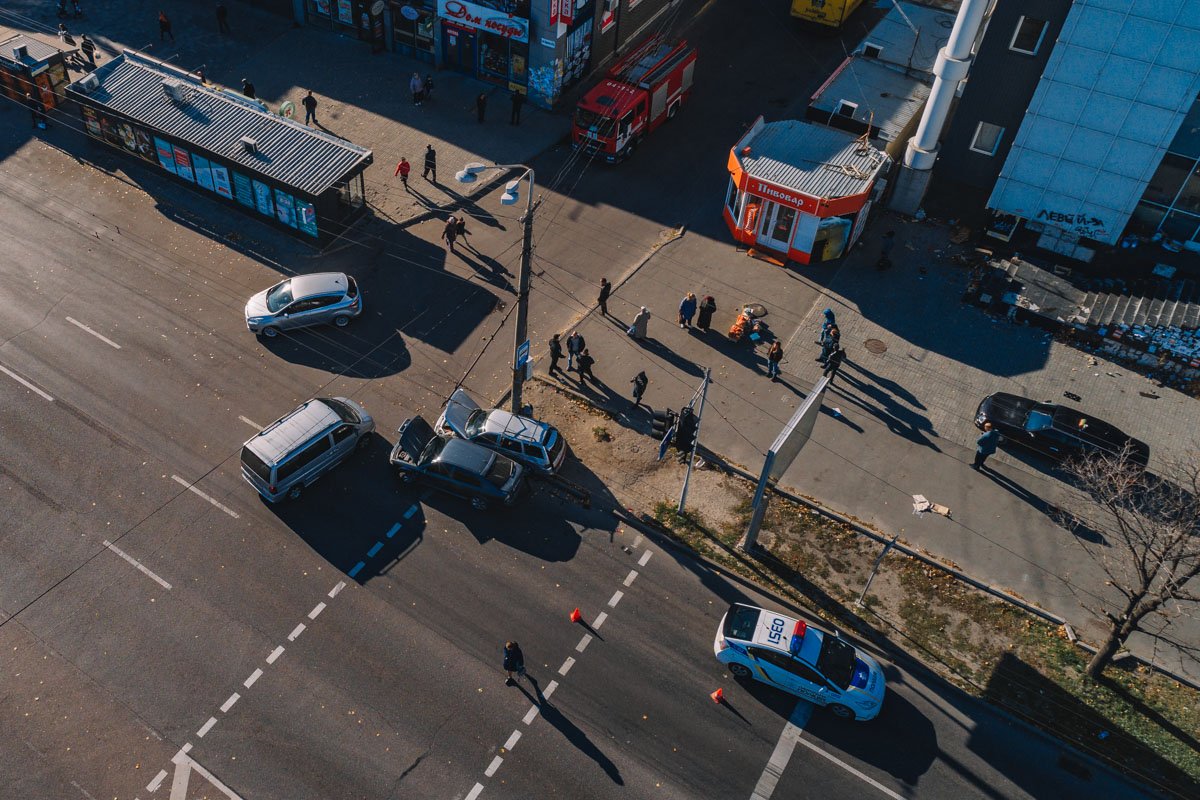 Одни говорят, что Skoda поворачивала со второго ряда направо другие - что водитель Skoda сдавал назад