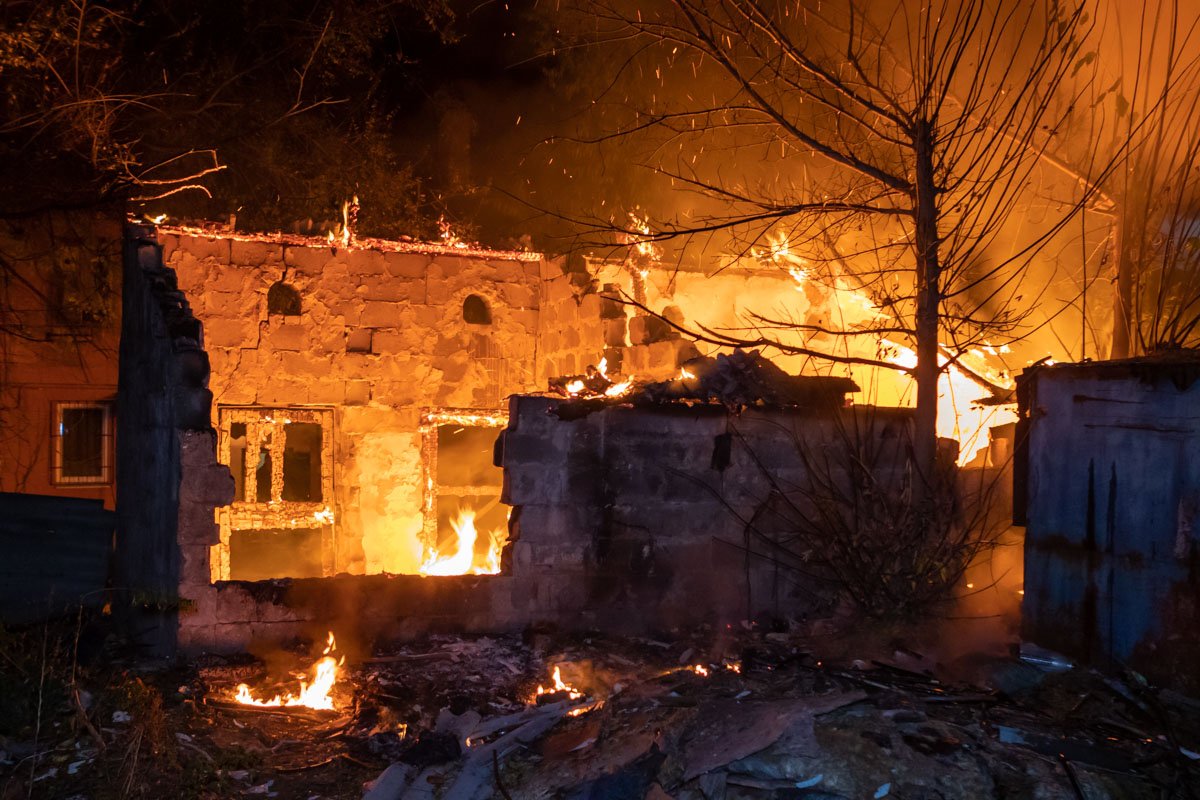 Мужчина спасался из пожара на Артековской, где горели заброшенные здания  Мужчина спасался из пожара на Артековской, где горели заброшенные здания