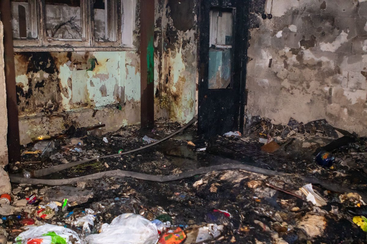 Пламя охватило подвал приблизительно в 22:30