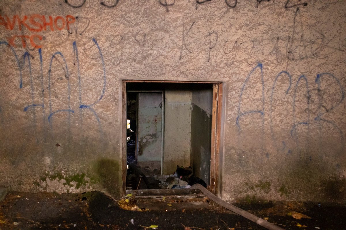 В 23:05 спасатели полностью потушили подвал заброшенного дома