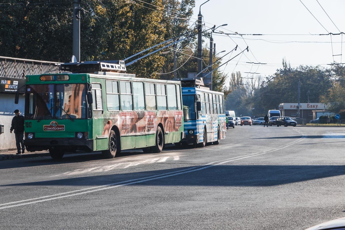 Один за другим стояли троллейбусы №20 Один за другим стояли троллейбусы №20