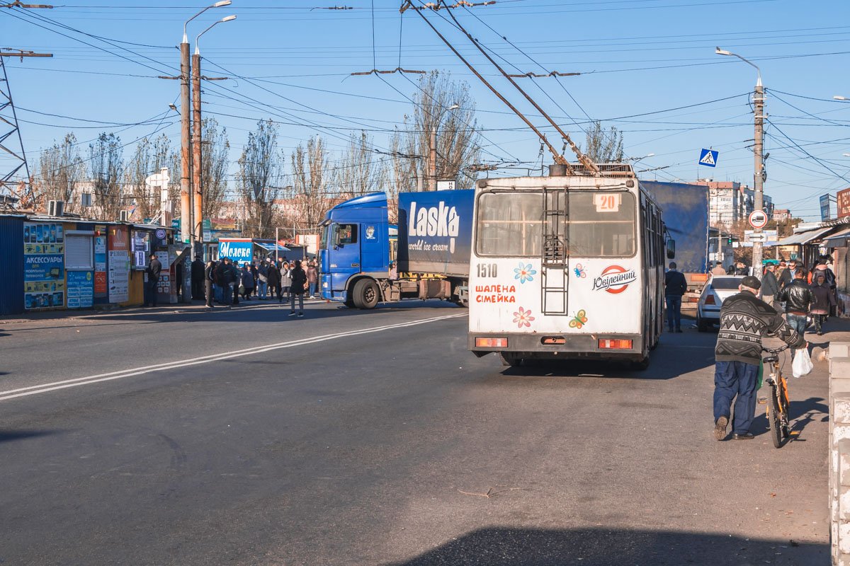 Вскоре митингующие ушли на другую локацию, а дорогу перекрыла фура Вскоре митингующие ушли на другую локацию, а дорогу перекрыла фура