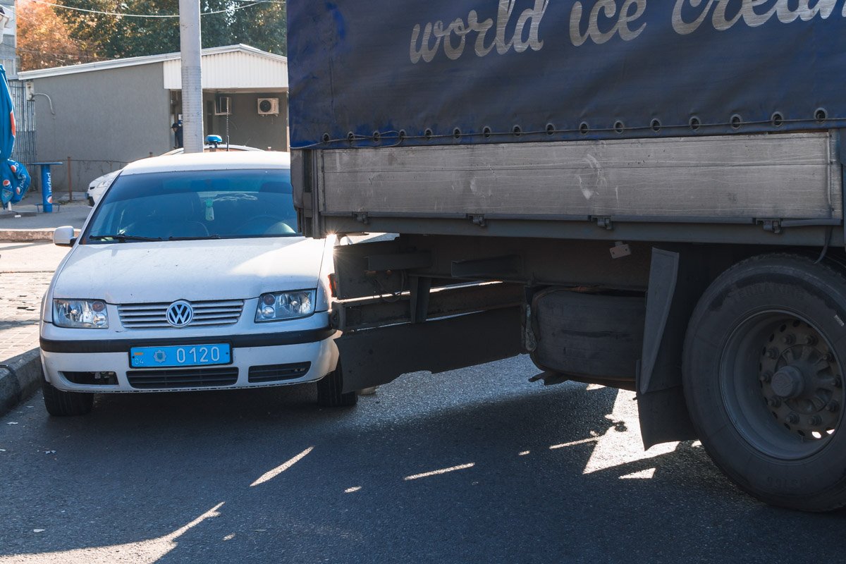 Легковушка с синими номерами Легковушка с синими номерами