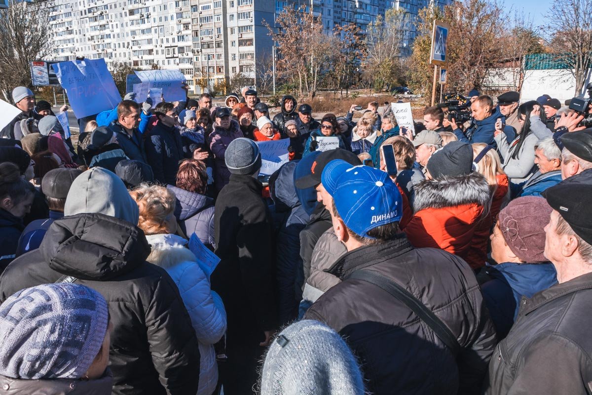 После снятия перекрытия митингующие перешли на разделительную полосу После снятия перекрытия митингующие перешли на разделительную полосу
