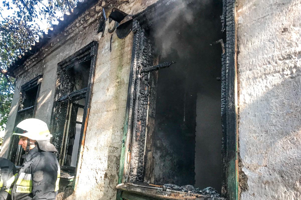 По словам хозяина, возгорание произошло в нежилой комнате По словам хозяина, возгорание произошло в нежилой комнате