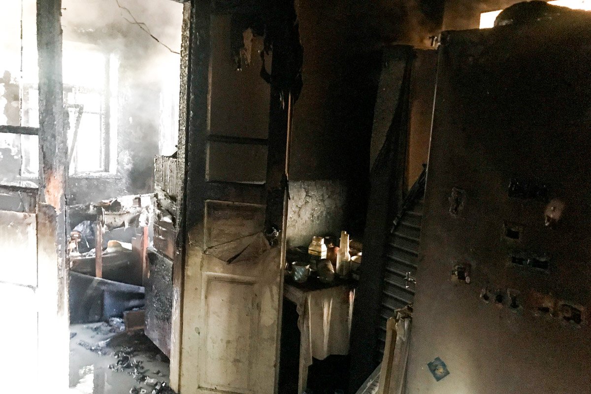 В момент пожара в доме находился пожилой мужчина В момент пожара в доме находился пожилой мужчина