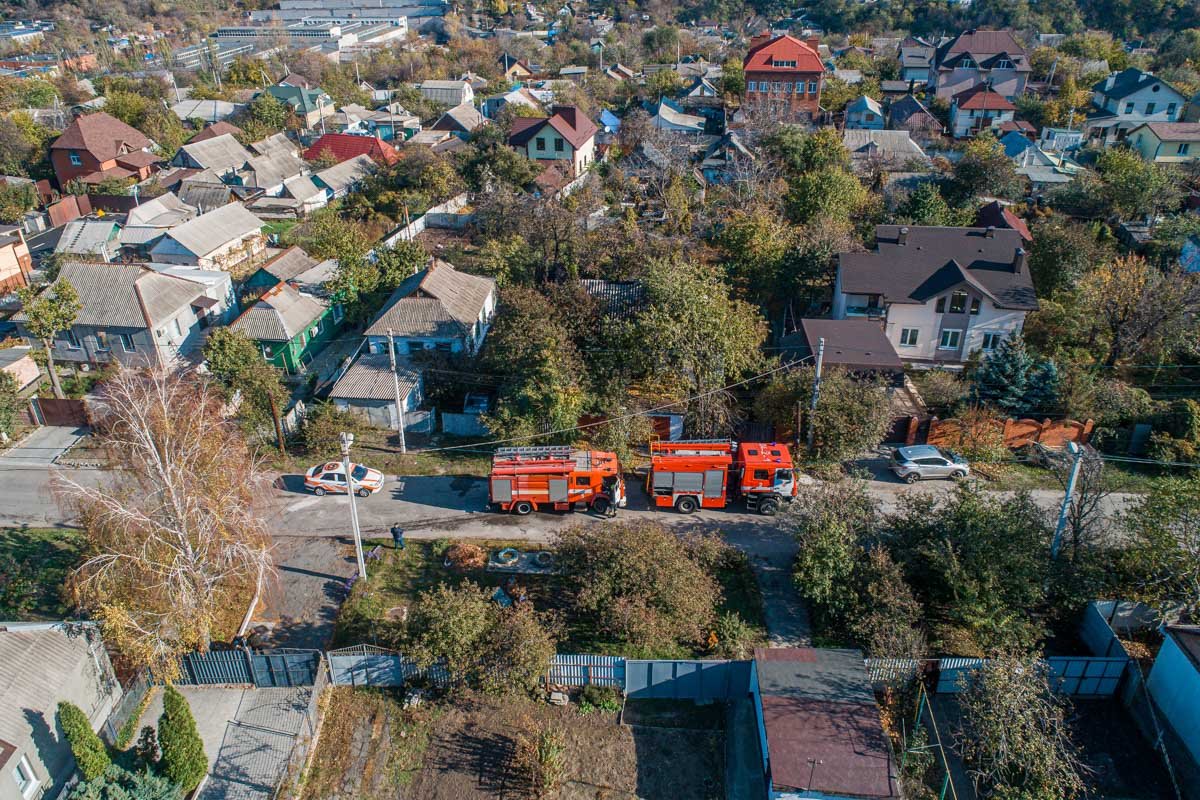 На место приехали бригады 2 и 5 пожарно-спасательной части На место приехали бригады 2 и 5 пожарно-спасательной части