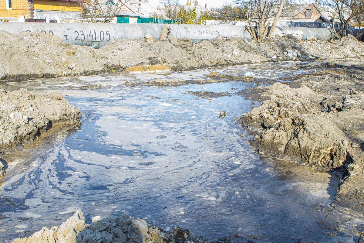 Говорят, коммунальщики рыли траншею для замены трубы, но сделали вот это