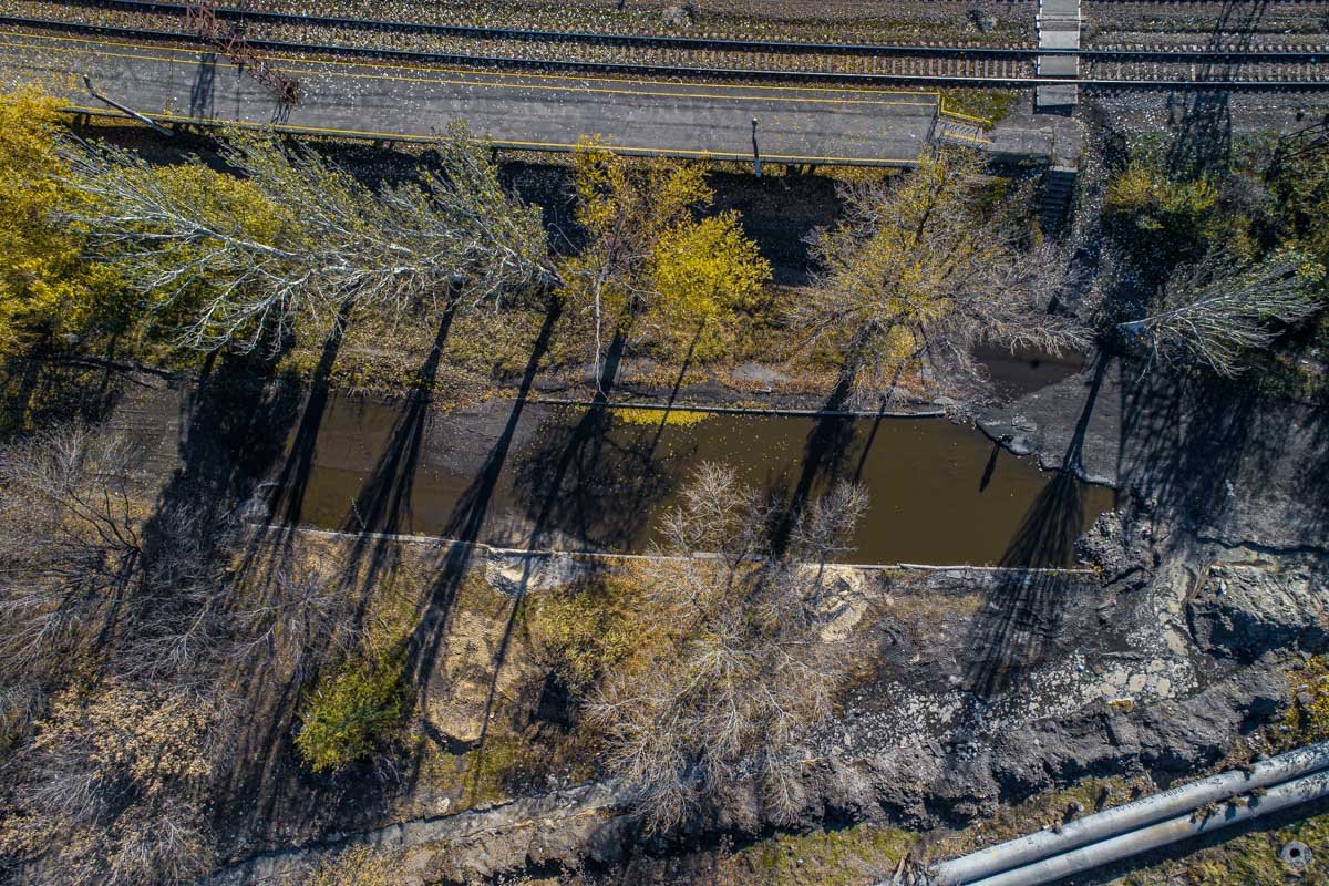 Решать проблему — убирать воду и расчищать проезжую часть — пока явно никто не торопиться.