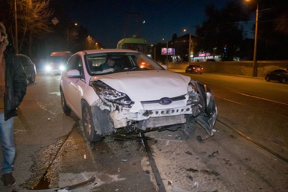 Столкнулись Lada и Ford Столкнулись Lada и Ford