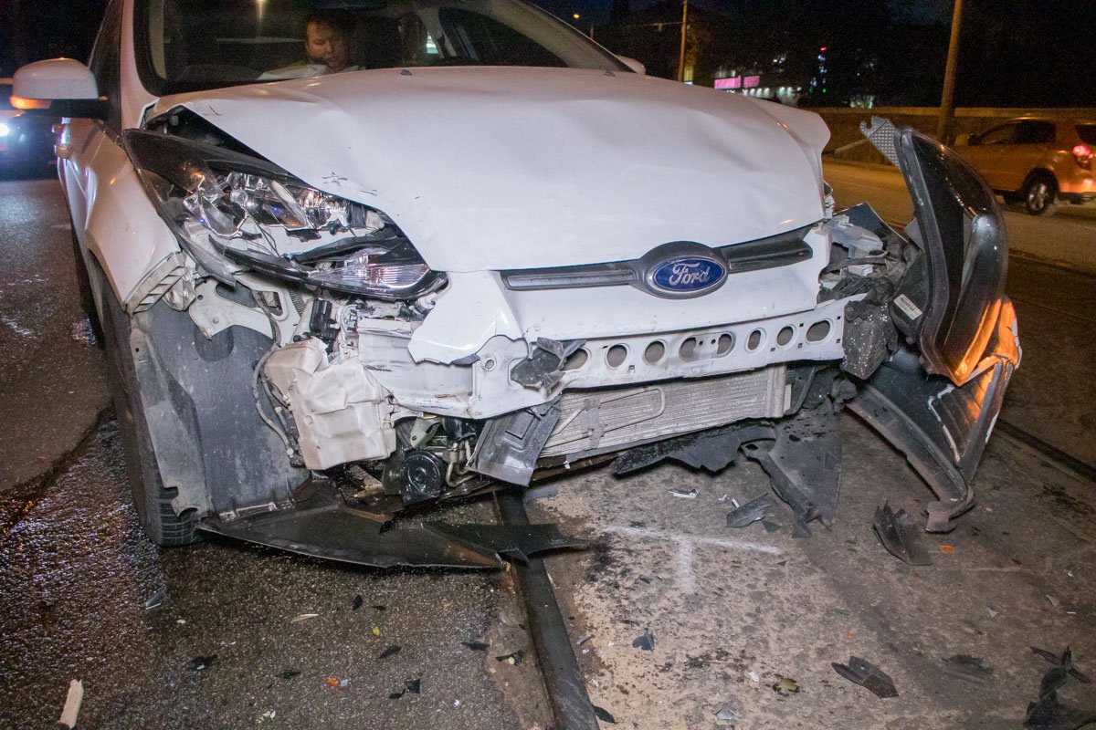 Ford ехал по главной - по проспекту Богдана Хмельницкого Ford ехал по главной - по проспекту Богдана Хмельницкого