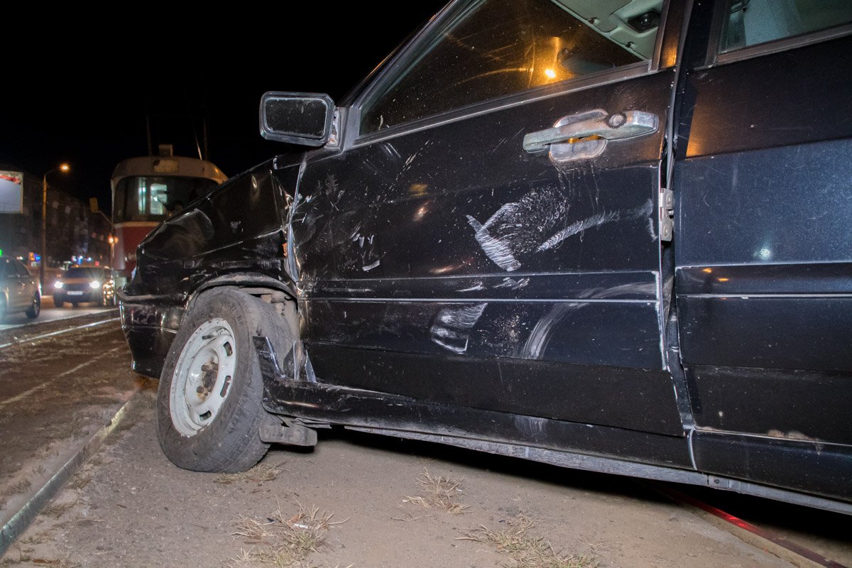 С места аварии водителя Lada госпитализировали в 16-ю городскую больницу С места аварии водителя Lada госпитализировали в 16-ю городскую больницу