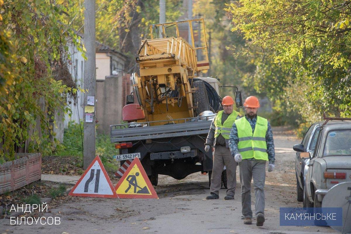 Специалисты ООО «Горсвет-плюс» прокладывают кабель и монтируют новые светильники в частном секторе
