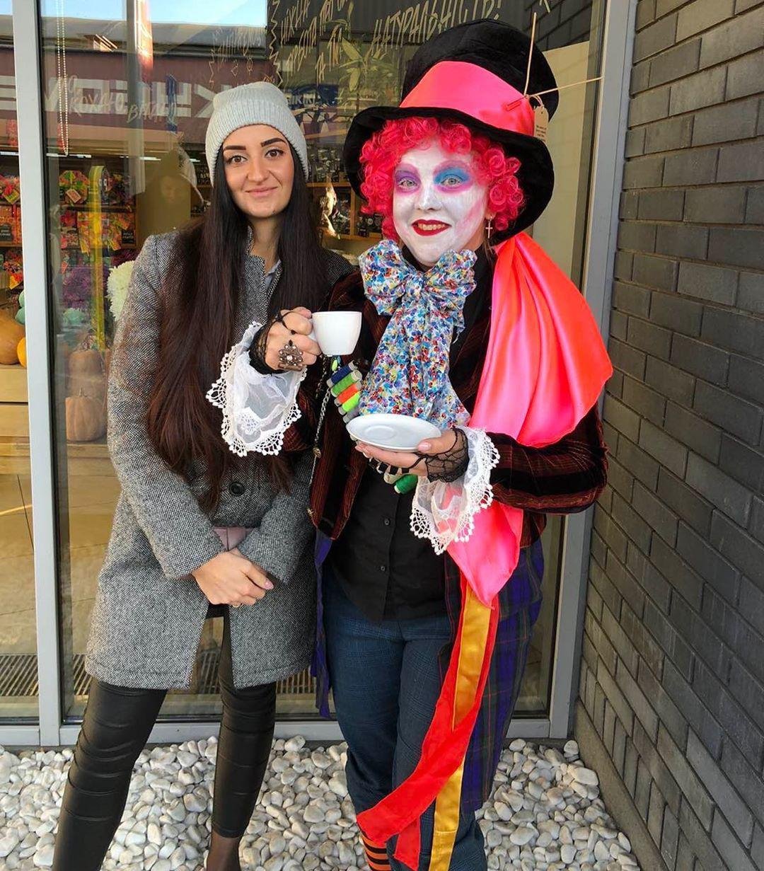 Нельзя стоять возле Шляпника с грустным лицом