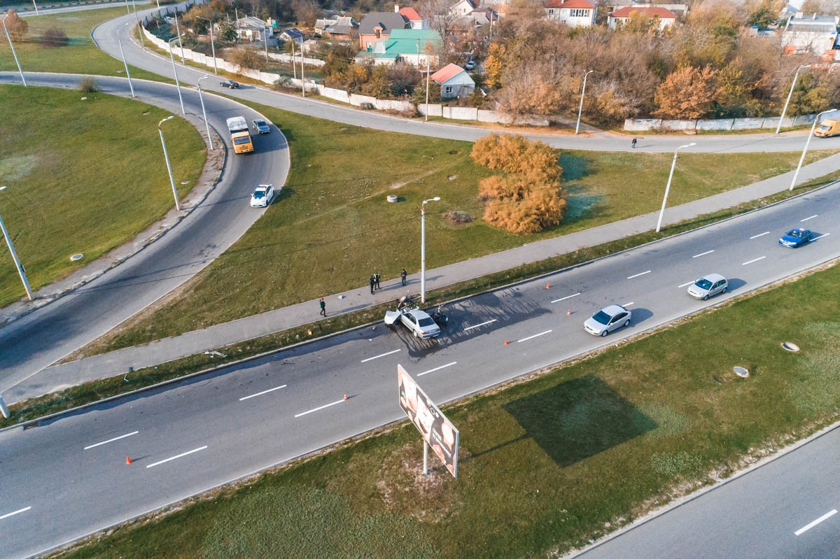 В Днепре возле Южного моста BMW с тремя детьми влетел в столб 1