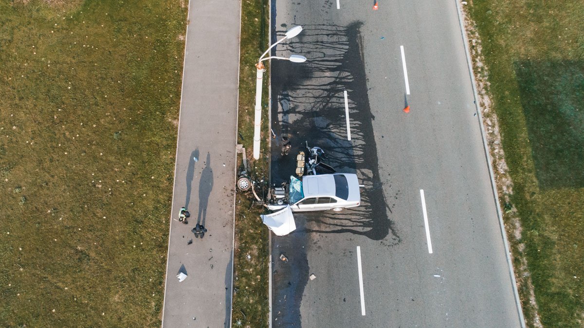 В Днепре возле Южного моста BMW с тремя детьми влетел в столб 2