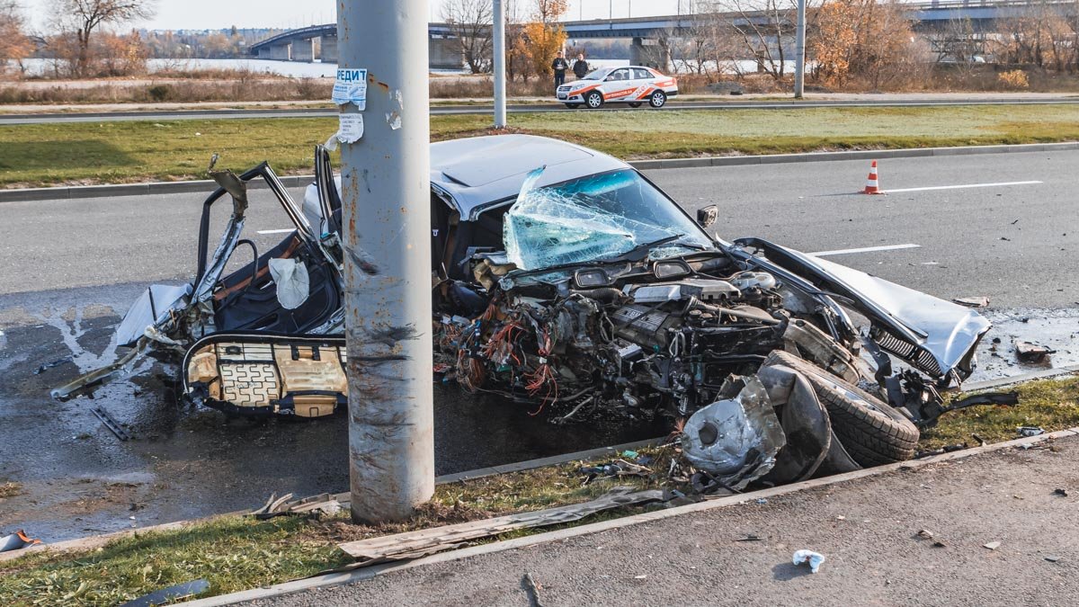В Днепре возле Южного моста BMW с тремя детьми влетел в столб 3