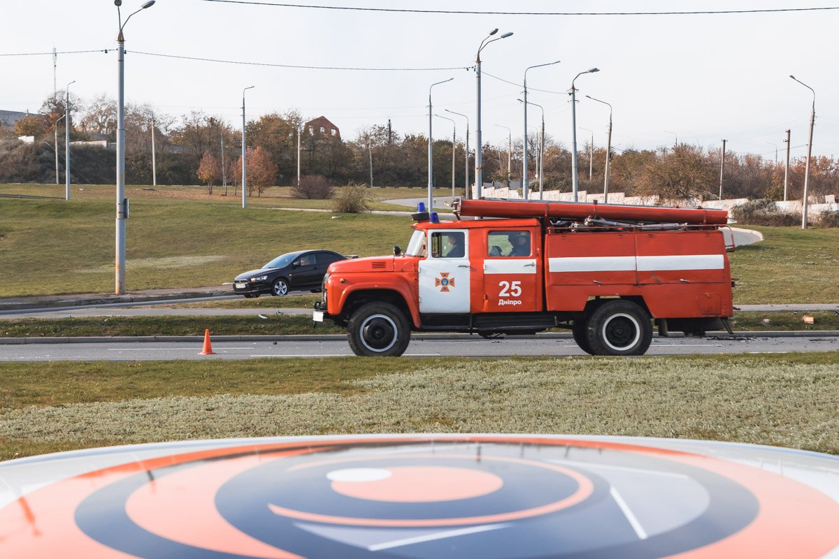 В Днепре возле Южного моста BMW с тремя детьми влетел в столб 4