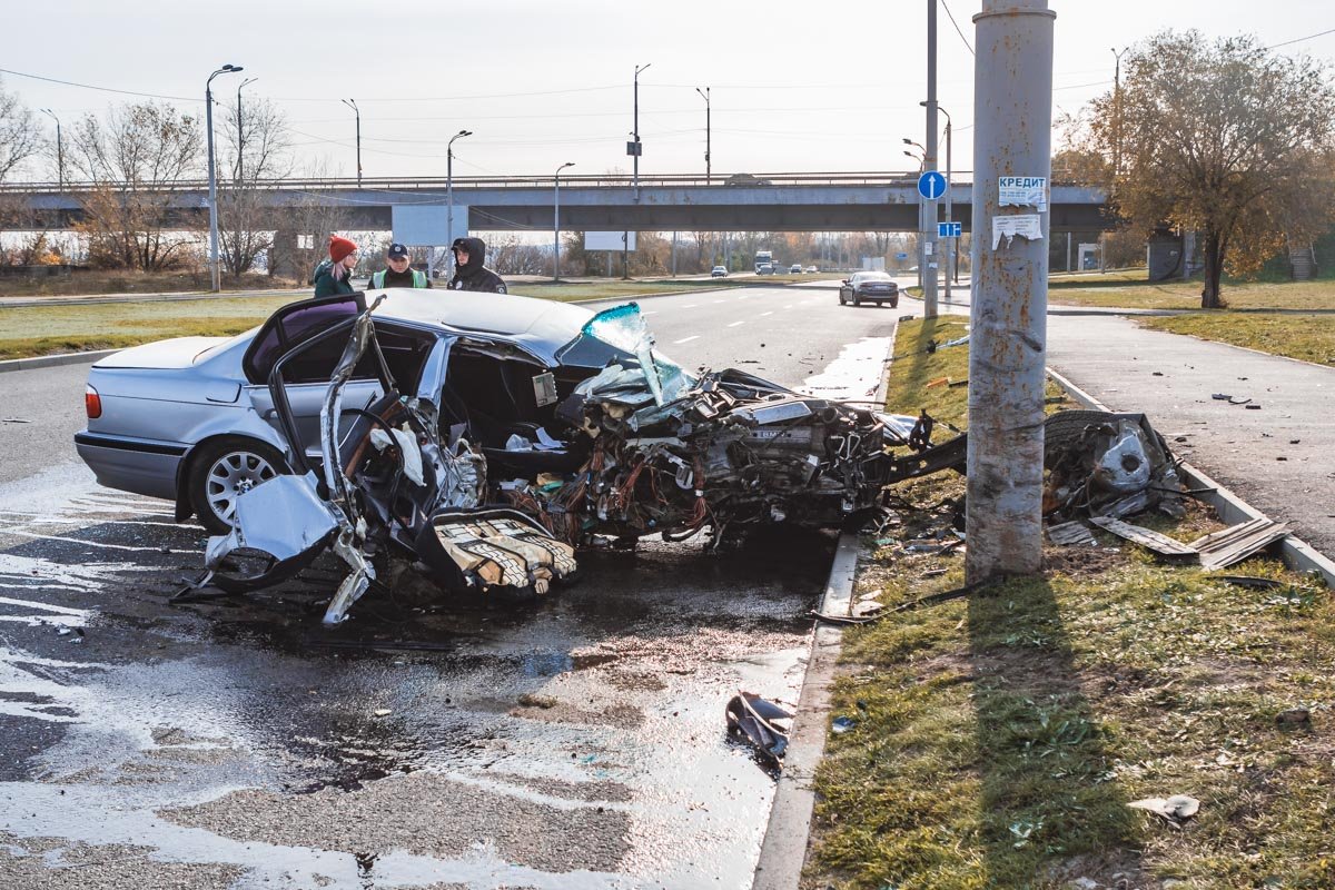 В Днепре возле Южного моста BMW с тремя детьми влетел в столб 5