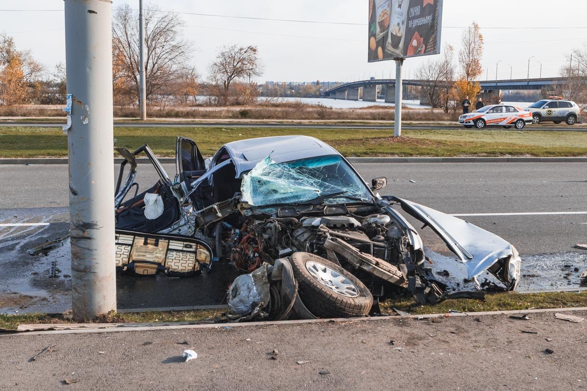 В Днепре возле Южного моста BMW с тремя детьми влетел в столб 6