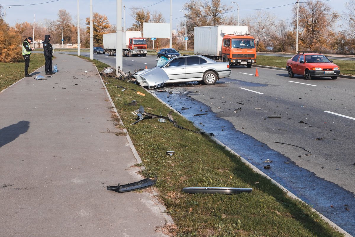 В Днепре возле Южного моста BMW с тремя детьми влетел в столб 7
