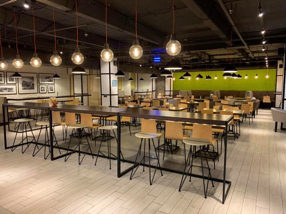 Уютное кафе в центре города Уютное кафе в центре города