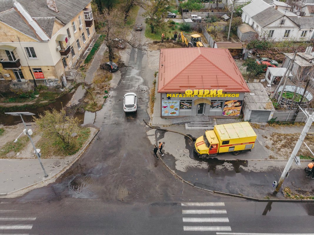 Аварийка откачивает воду Аварийка откачивает воду