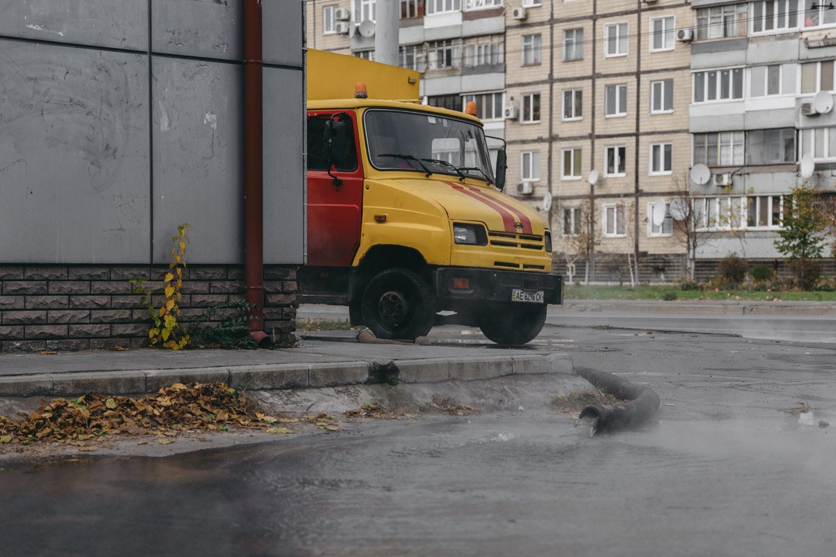 *Подглядывает* *Подглядывает*